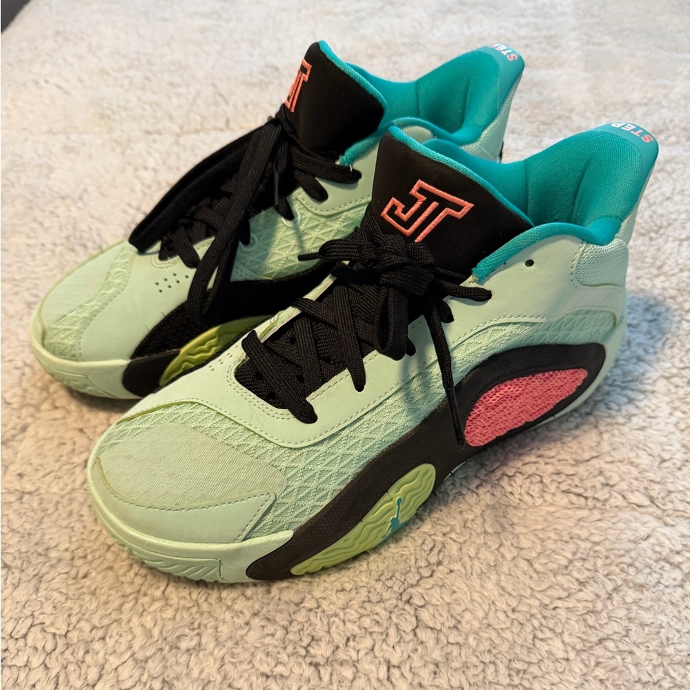 Big Kids Nike Tatum Basketball Shoes - size 5.5y